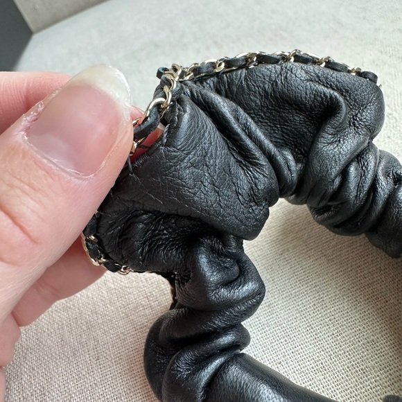 CHANEL LAMBSKIN AND GOLD HAIR ACCESSORY. BLACK WITH GOLD WOVEN TRIM. - Picture 6 of 6
